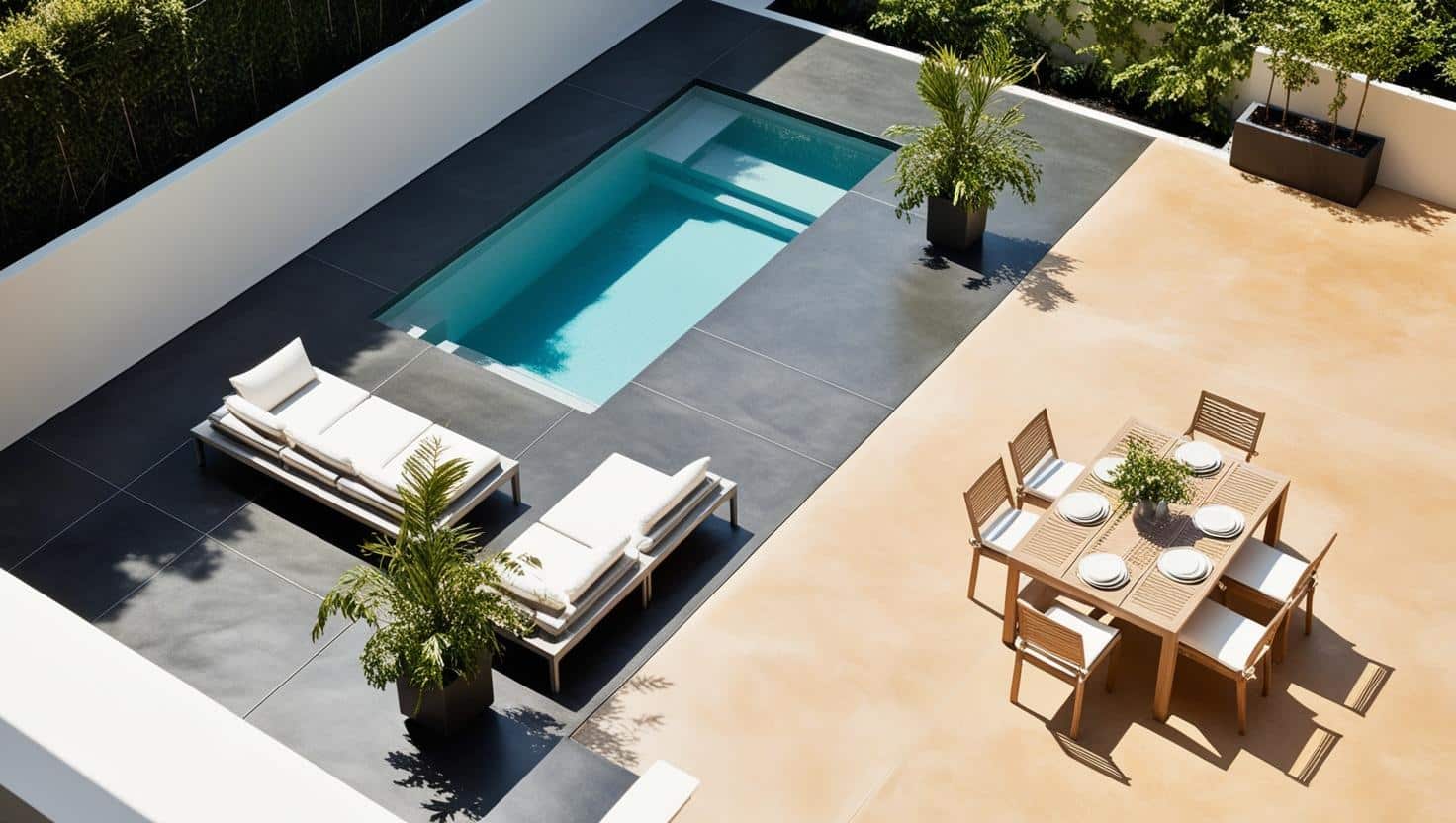 Béton Ciré en Extérieur : Une Terrasse ou Une Piscine
📸 Description :

Un espace extérieur minimaliste et moderne, avec un sol en béton ciré gris foncé entourant une piscine.
Mobilier de jardin contemporain, canapés d’extérieur avec coussins blancs et plantes vertes pour une touche de fraîcheur.