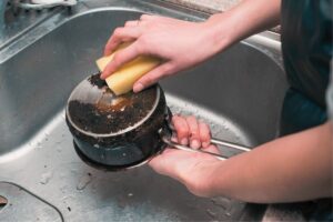 Nettoyage d’une casserole brûlée : technique naturelle magique