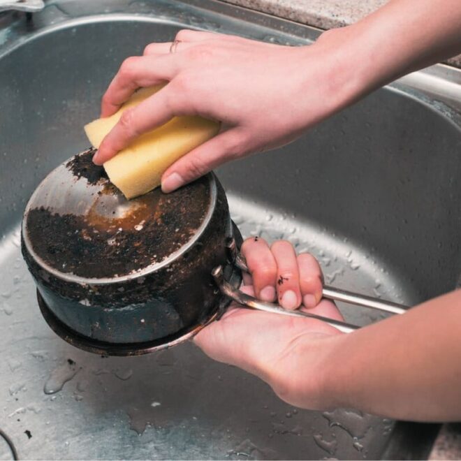 Nettoyage d’une casserole brûlée : technique naturelle magique