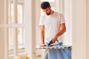 Comment nettoyer fer à repasser ? Guide avec solutions écologiques