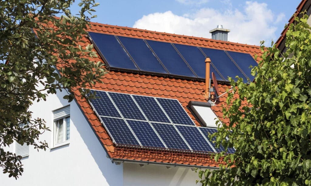 maison toiture tuile installation panneau solaire kit énergie