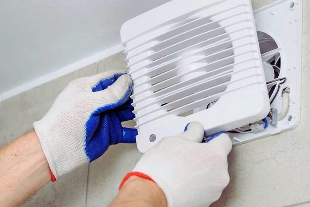installer vmc professionnelle gant de protection cache anti humidité maison mur