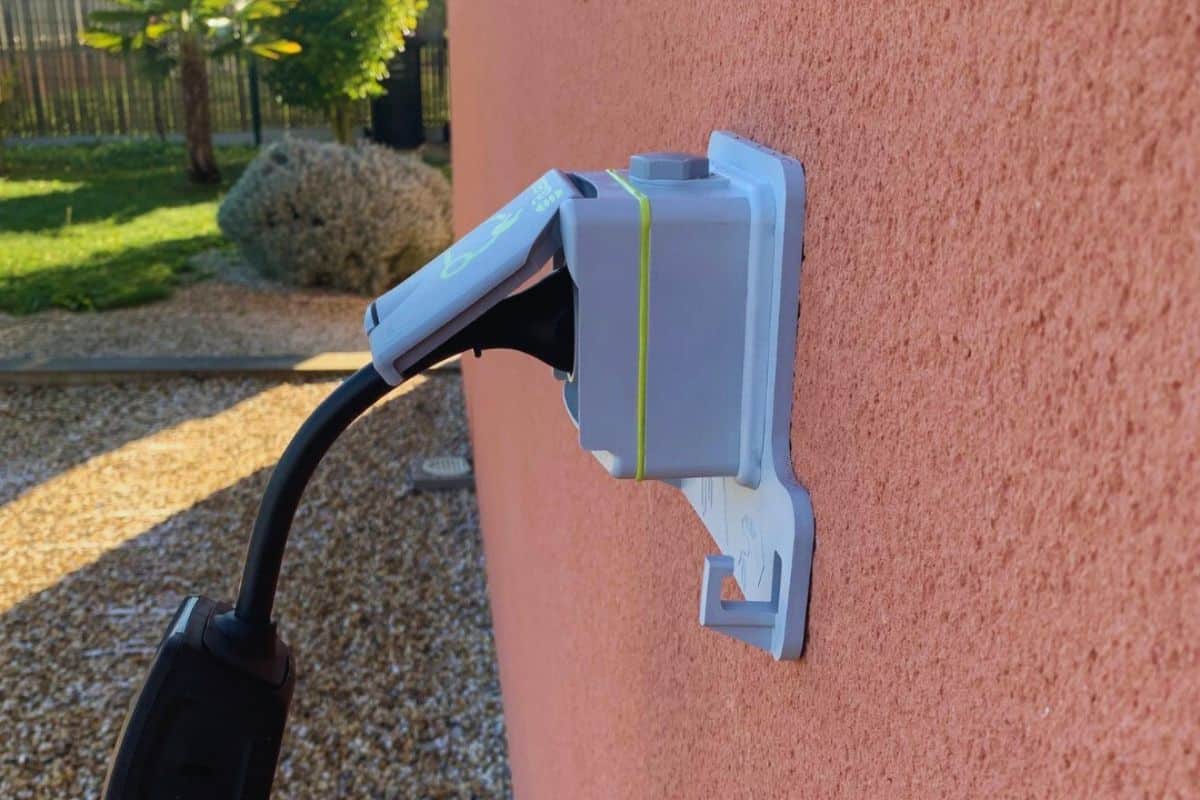 Prise renforcée Green'Up Legrand fixée au mur pour recharger une voiture électrique en sécurité