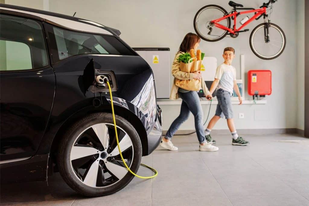 prise cro recharger voiture électrique garage enfant vélo bmw i3