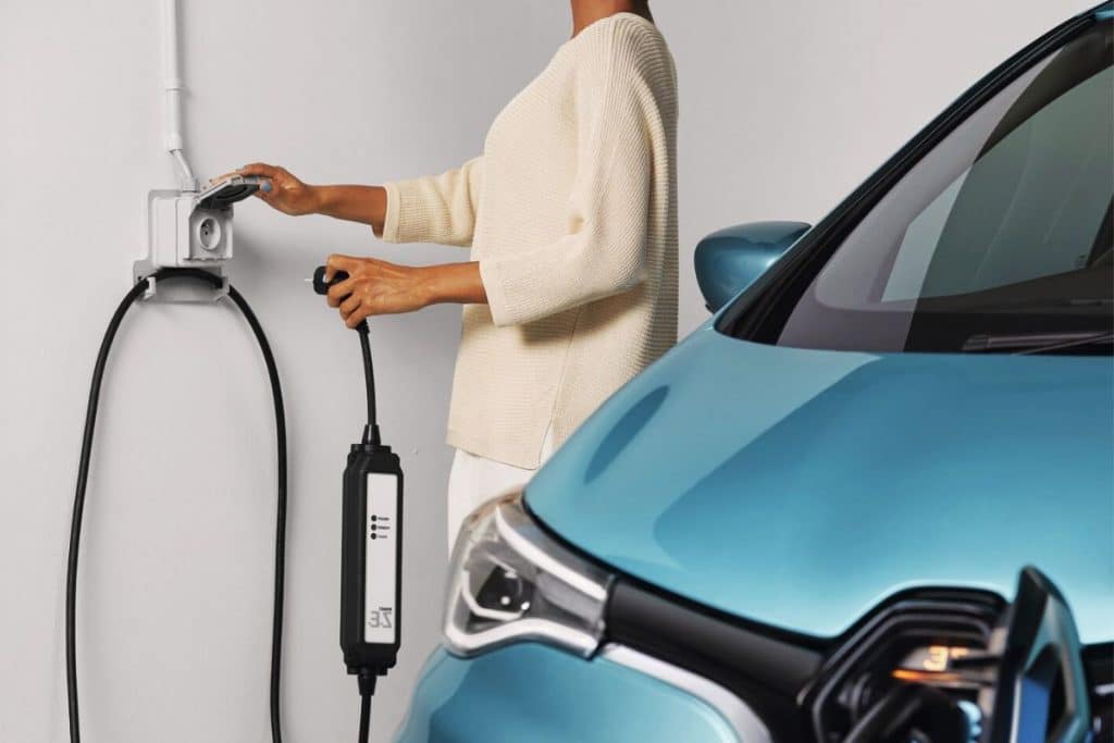 cro Renault zoé ZE Panasonic prise de recharge murale classique garage véhicule électrique femme