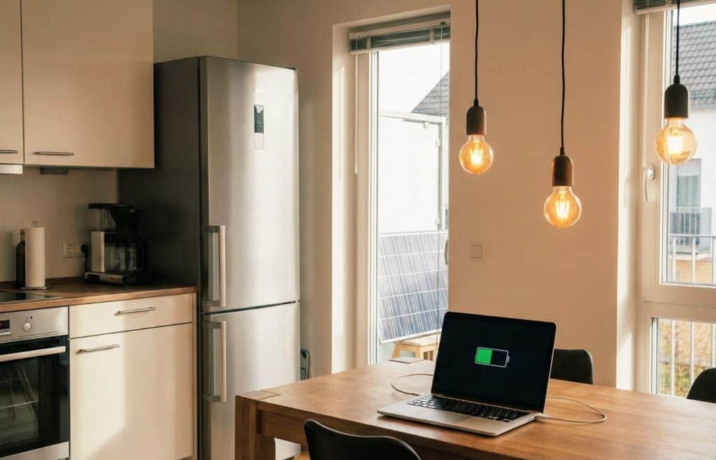 Réfrigérateur, ordinateur et éclairage LED alimentés par la production journalière d'un seul panneau solaire 400W balcon terrasse appartement