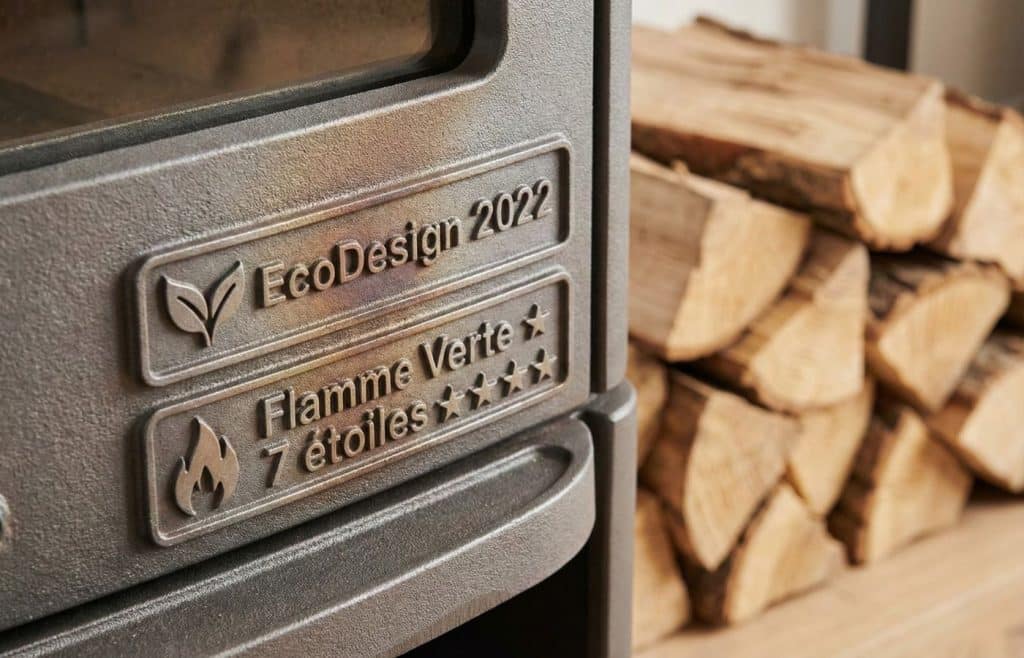 Focus sur les labels de performance énergétique obligatoires Flamme Verte et EcoDesign pour les poêles à bois.