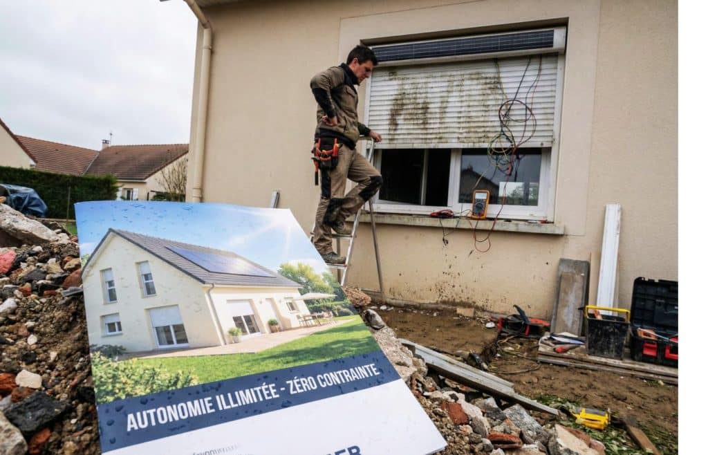 Contraste entre une brochure publicitaire promettant zéro contrainte et la réalité technique d'un dépannage de volet roulant solaire sur un chantier de rénovation.