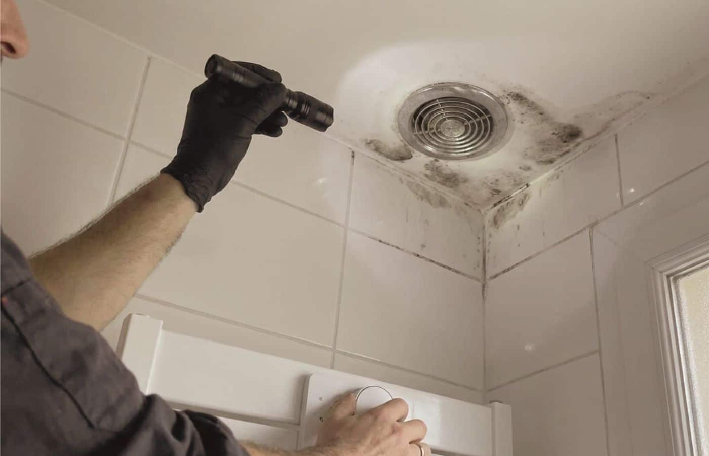Moisissure au plafond d'une salle de bain près de la VMC, cible typique d'une peinture anti-condensation