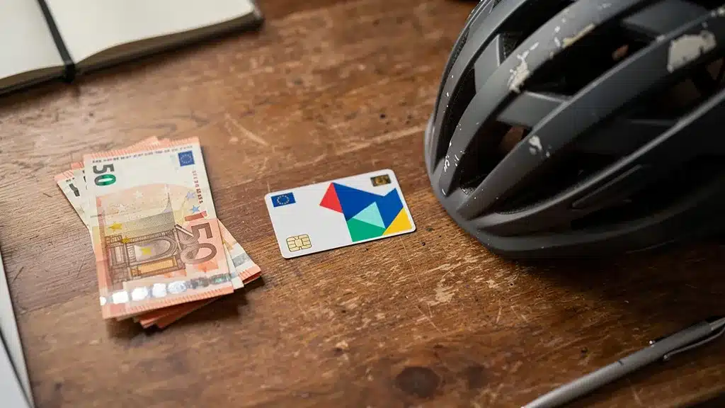 Cumuler FMD et transports publics : l'astuce des 800€ - Forfait mobilité durable Bureau, voiture illustrant cumuler fmd et transports publics : l'astuce des 800€