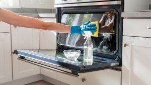 Comment nettoyer un four très sale, naturellement et sans frotter