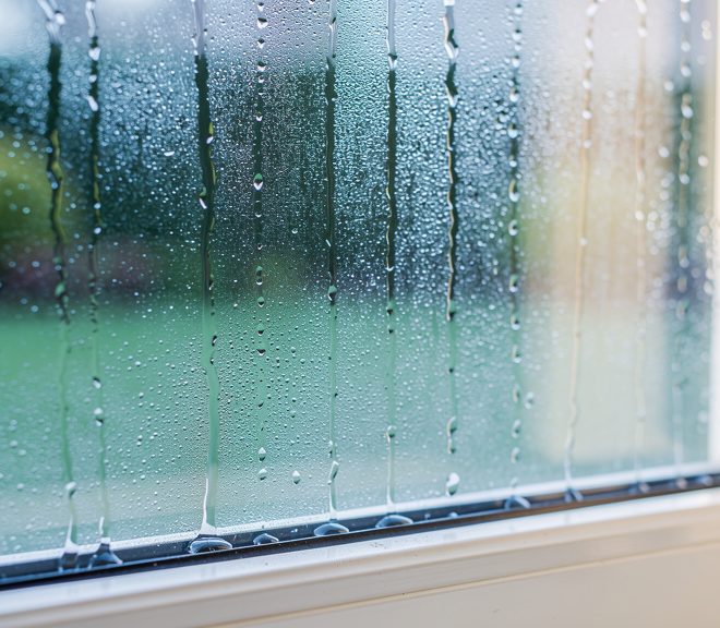 Condensation sur les fenêtres : causes et solutions qui marchent