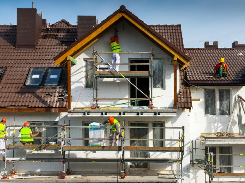 maison de ville avec façade en cours de rénovation isolation par l'extérieur travaux ouvrier