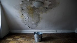 Dégât des eaux : qui paie quoi entre locataire, propriétaire et assurance