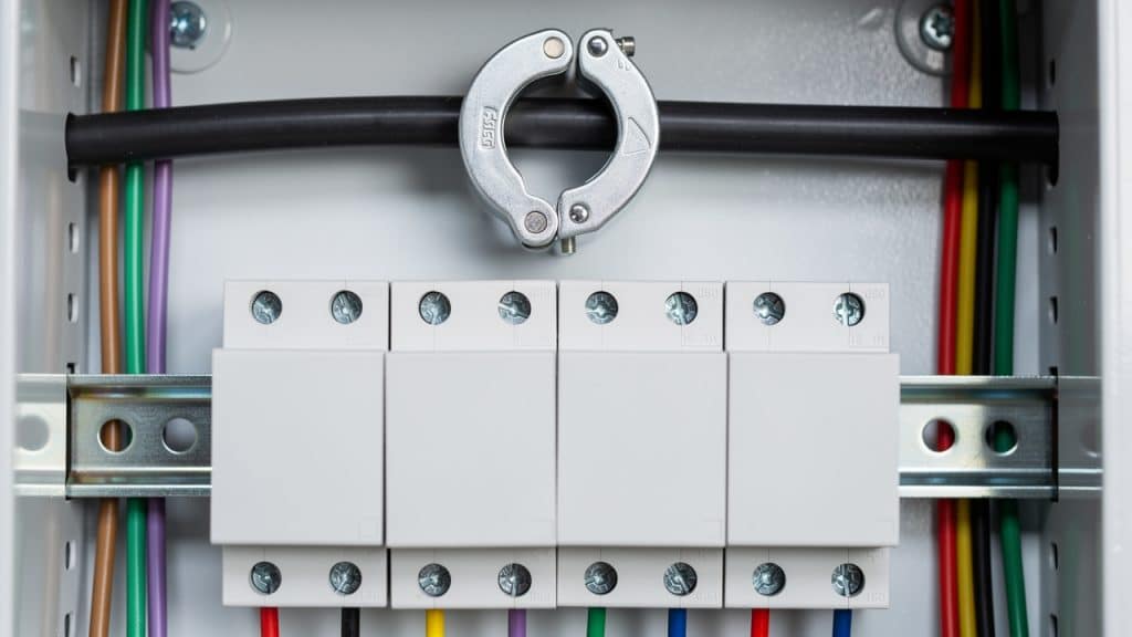 Tore amperemetrique ouvrant installe autour du cable de phase en tete de tableau pour un delesteur electrique