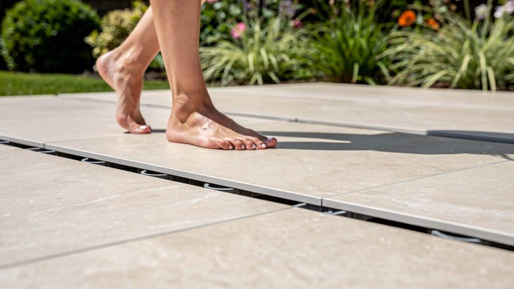 Terrasse en grès cérame clair posé sur plots, un revêtement qui ne chauffe pas au soleil