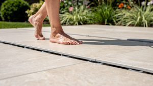 Terrasse qui ne chauffe pas : le revêtement et la pose qui changent tout